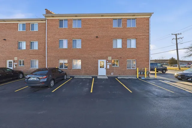 $2,100 | 4180 Williamsburg Court, Unit 301, Glenview, IL 60025