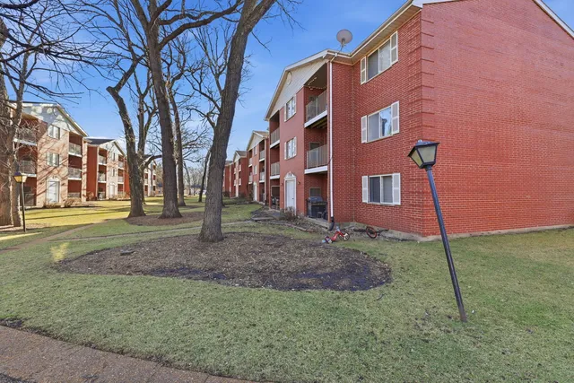 $2,100 | 4180 Williamsburg Court, Unit 301, Glenview, IL 60025