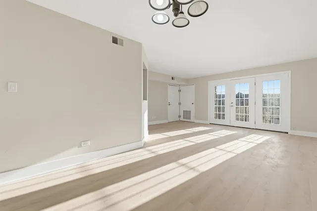 $2,100 | 4180 Williamsburg Court, Unit 301, Glenview, IL 60025