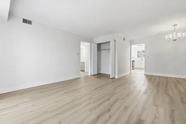 $2,100 | 4180 Williamsburg Court, Unit 301, Glenview, IL 60025