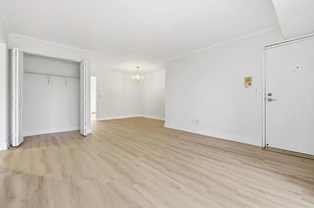 $2,100 | 4180 Williamsburg Court, Unit 301, Glenview, IL 60025