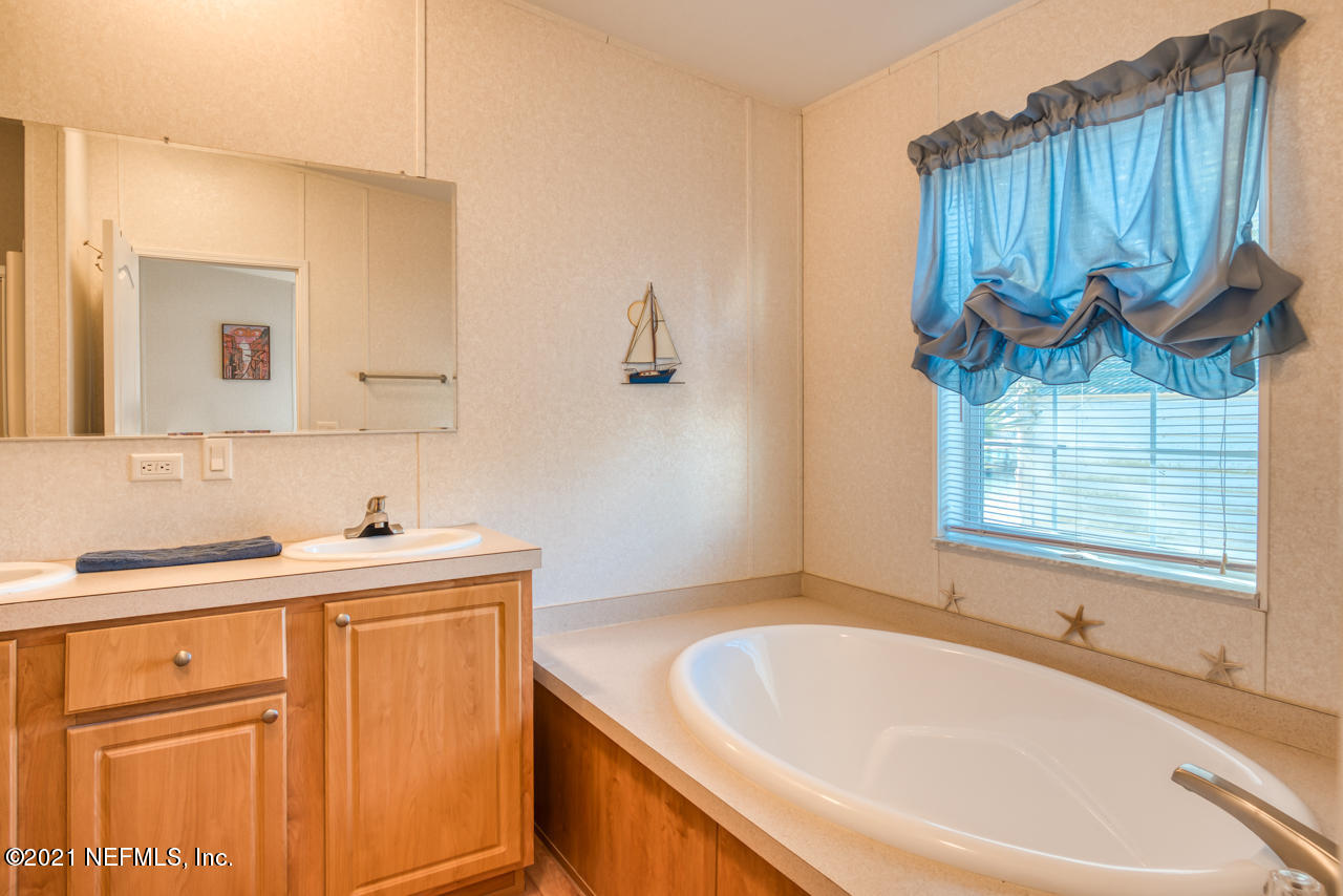 279 Pizarro Road St. Augustine, FL 32080 - Photo 21 of 34 a bathroom with a sink and a bathtub