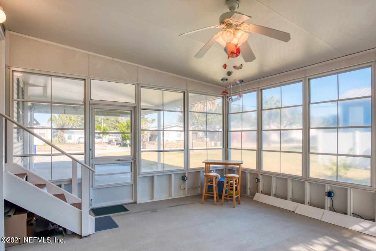 279 Pizarro Road St. Augustine, FL 32080 - Photo 5 of 34 a very nice looking room with a large window
