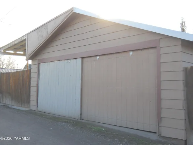 $319,000 | 303 Ave G, Grandview, WA 98930