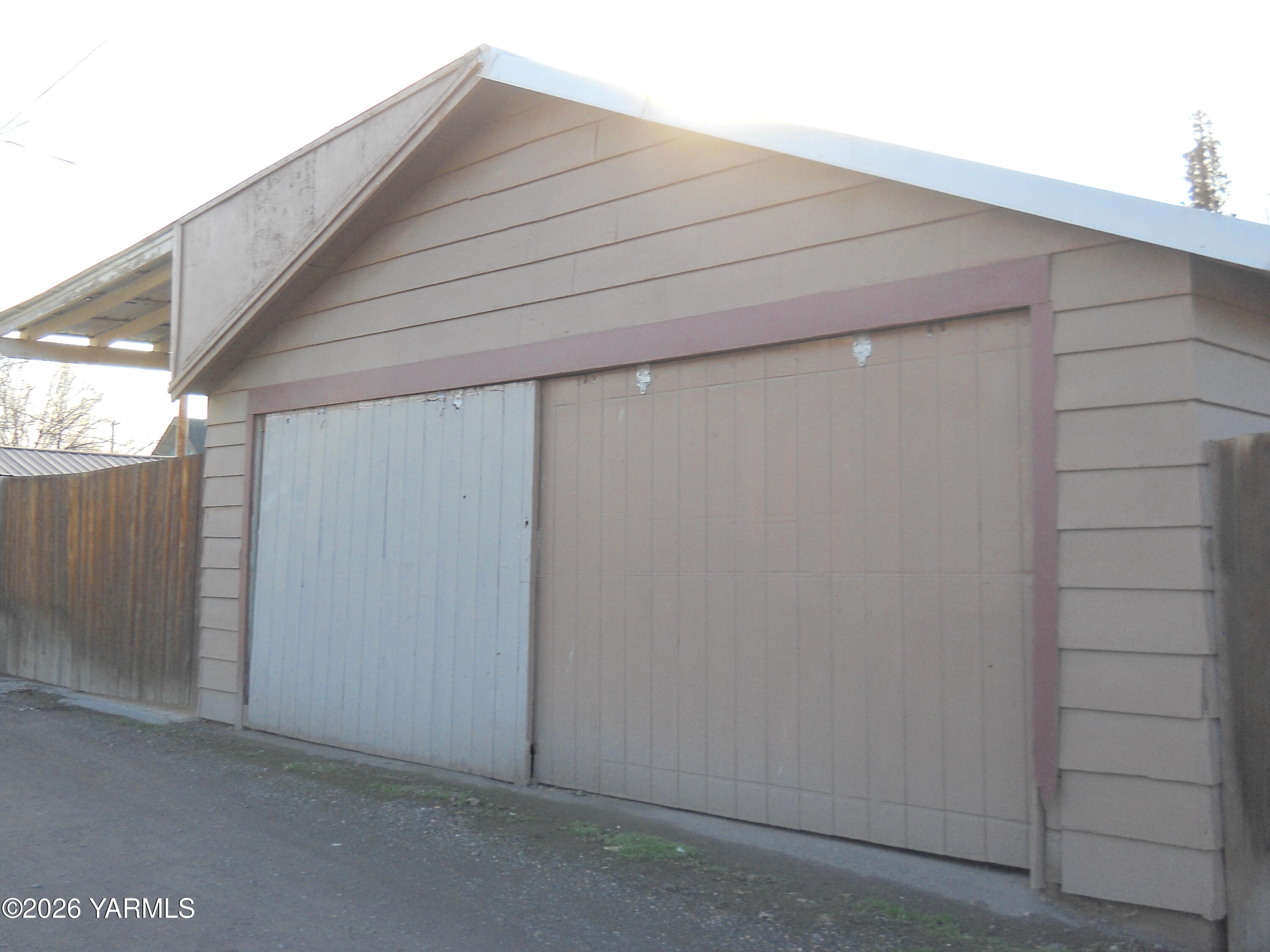 303 Ave G Grandview, WA 98930 - Photo 20 of 23 a close up of a shower
