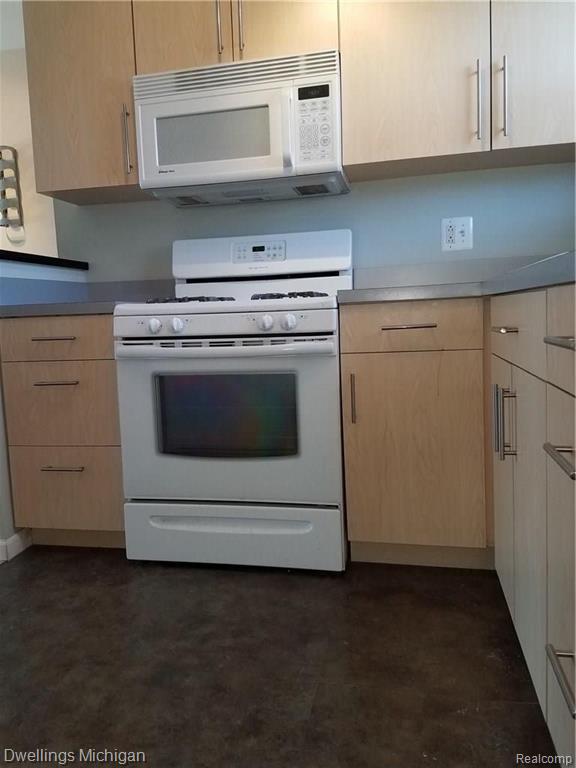 2716 West Thirteen Mile Road Royal Oak, MI 48073 - Photo 16 of 17