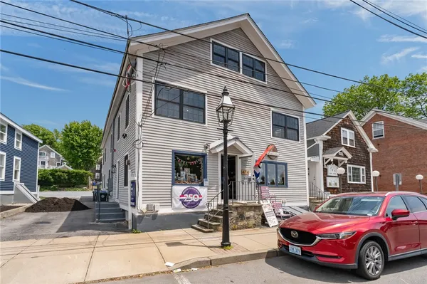$2,100 | 474 Thames Street, Unit 1R, Bristol, RI 02809
