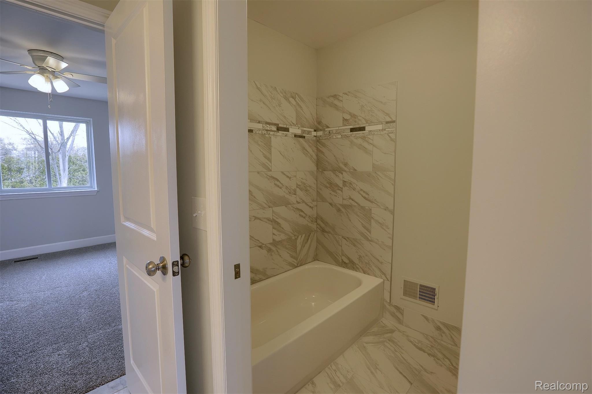 775 East Long Lake Road Troy, MI 48085 - Photo 34 of 39 34-Jack and Jill Bathroom 2nd View.jpg