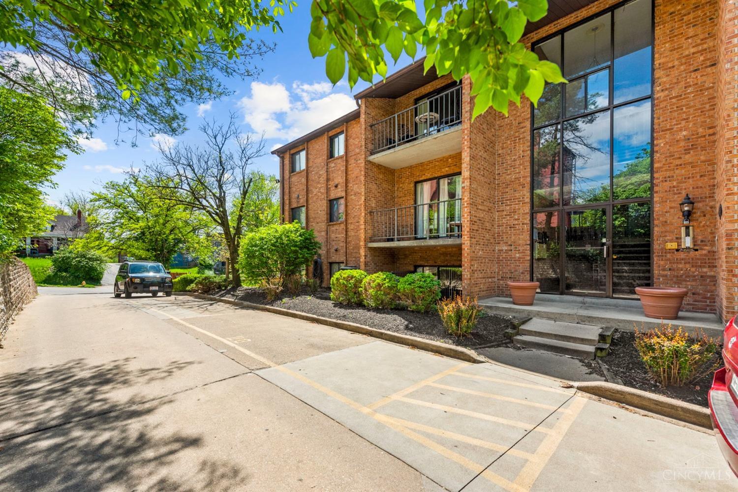 518 Riddle Road, Unit 3 Cincinnati, OH 45220 - Photo 2 of 22 Gallery Image 2