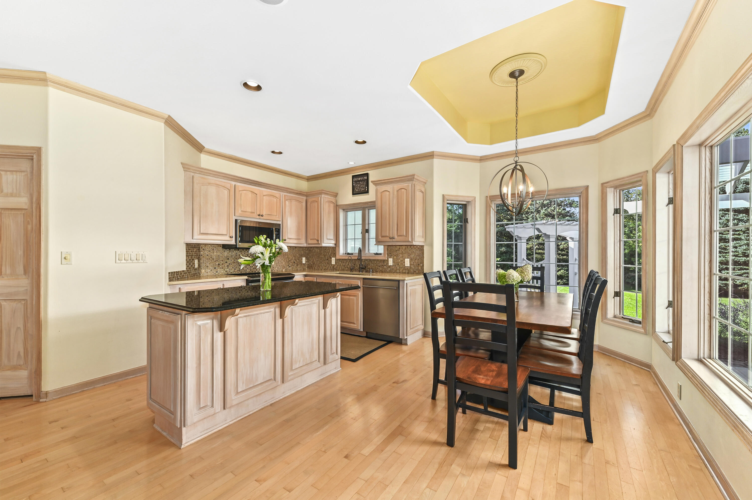 261 Steeple Pointe Circle Delafield, WI 53018 - Photo 16 of 70 Eat in Kitchen