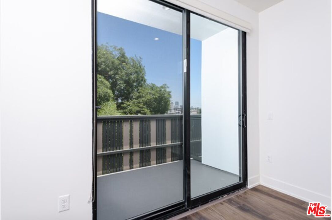 129 South Kings Road, Unit PH5 Los Angeles, CA 90048 - Photo 6 of 14 a view of a balcony