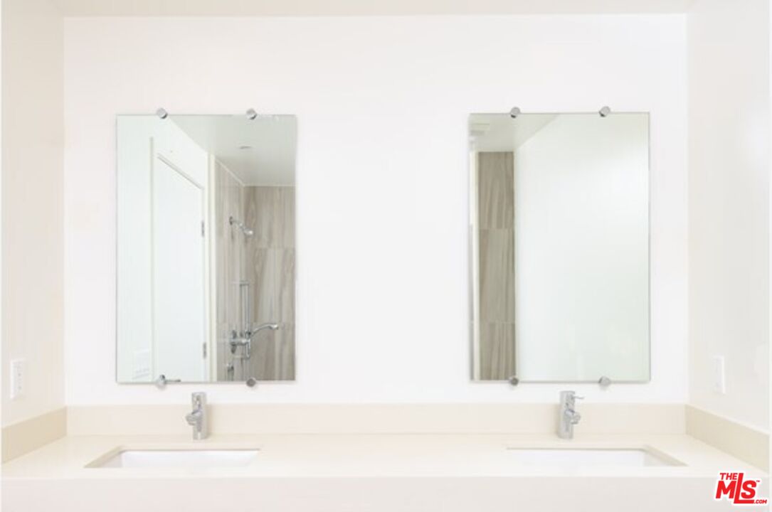 129 South Kings Road, Unit PH5 Los Angeles, CA 90048 - Photo 9 of 14 a bathroom with a bathtub and a sink