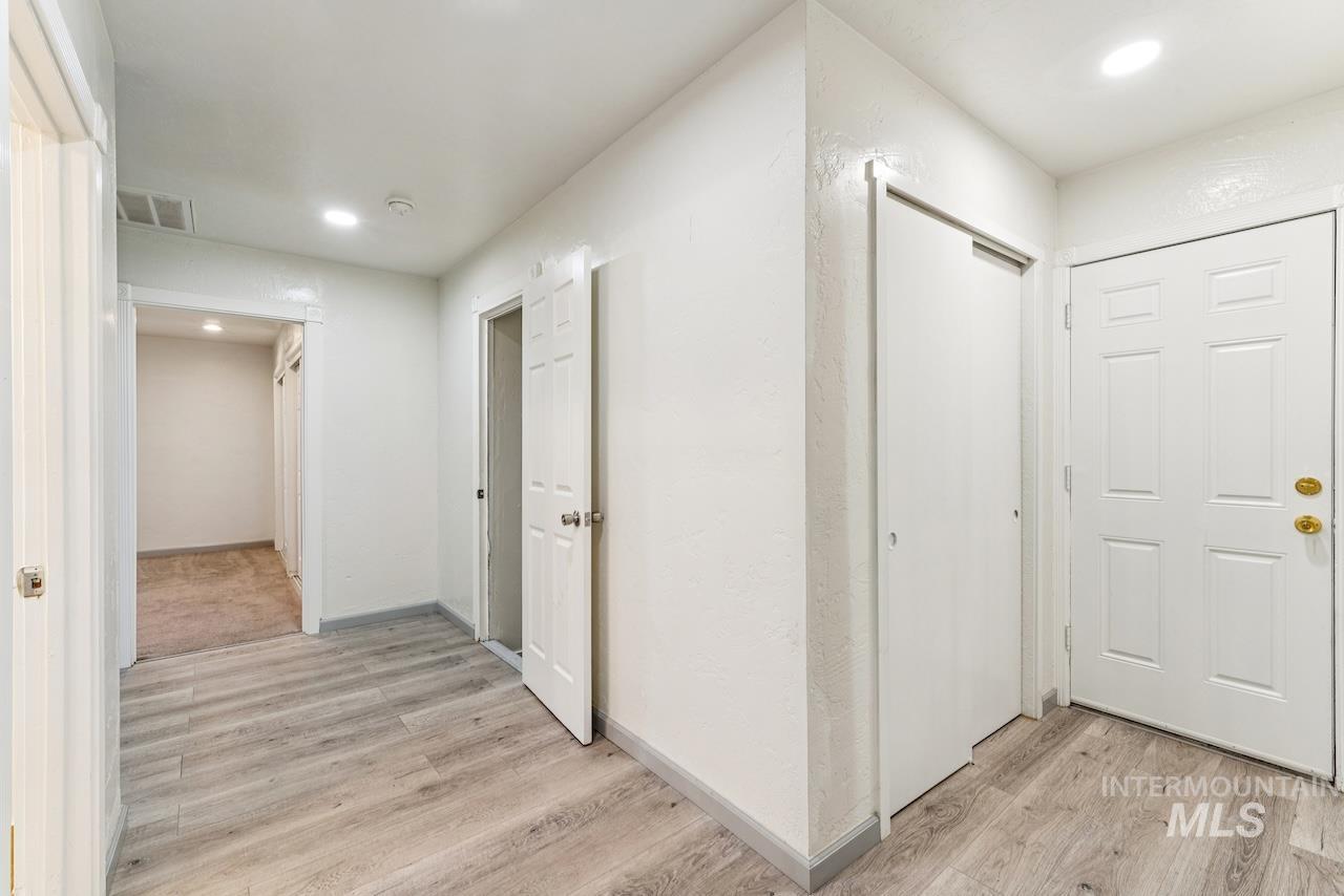 317 East Ithaca Street Caldwell, ID 83605 - Photo 14 of 49 Foyer entrance with light wood-style floors and recessed lighting