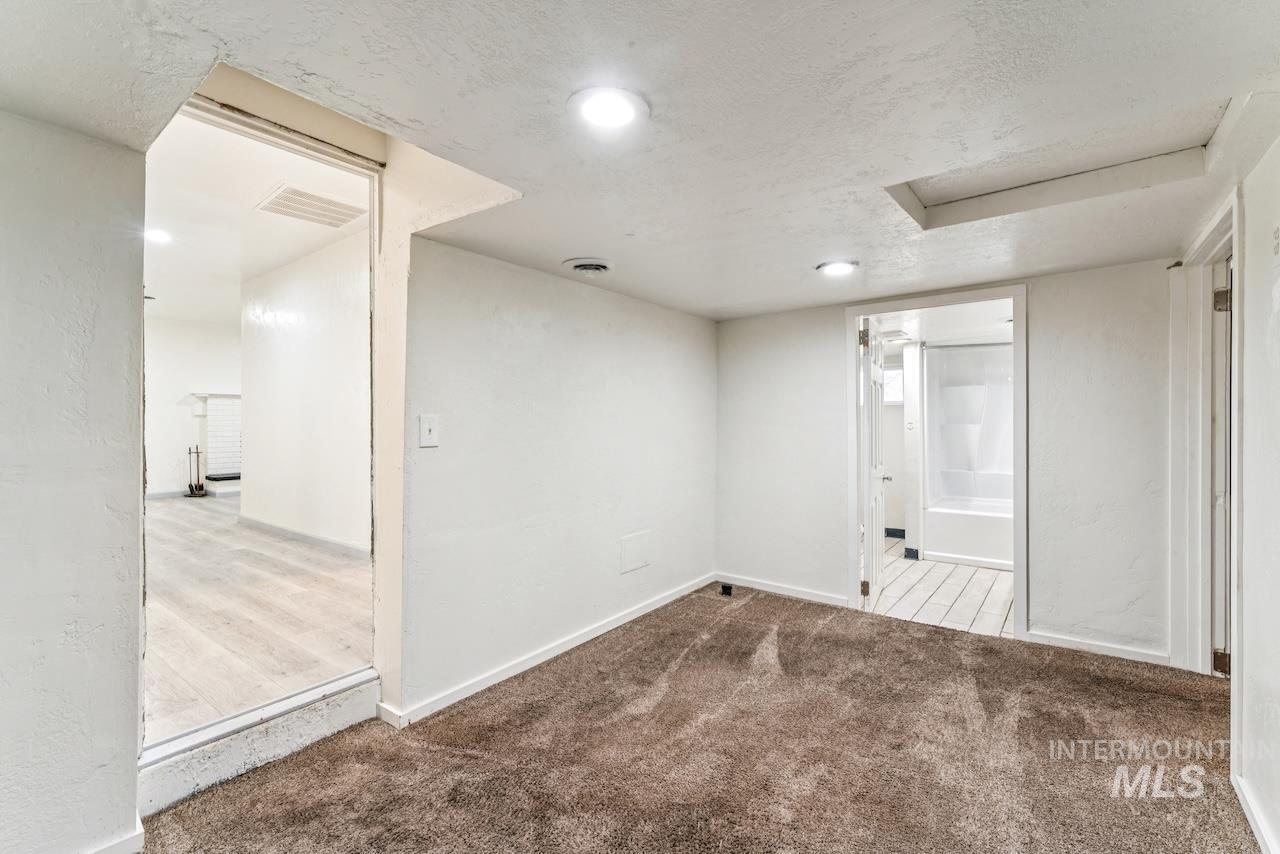 317 East Ithaca Street Caldwell, ID 83605 - Photo 22 of 49 Carpeted spare room with a textured ceiling and recessed lighting
