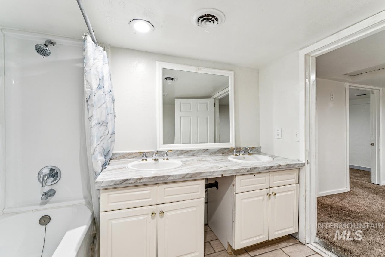 317 East Ithaca Street Caldwell, ID 83605 - Photo 30 of 49 Bathroom featuring double vanity and shower / tub combo