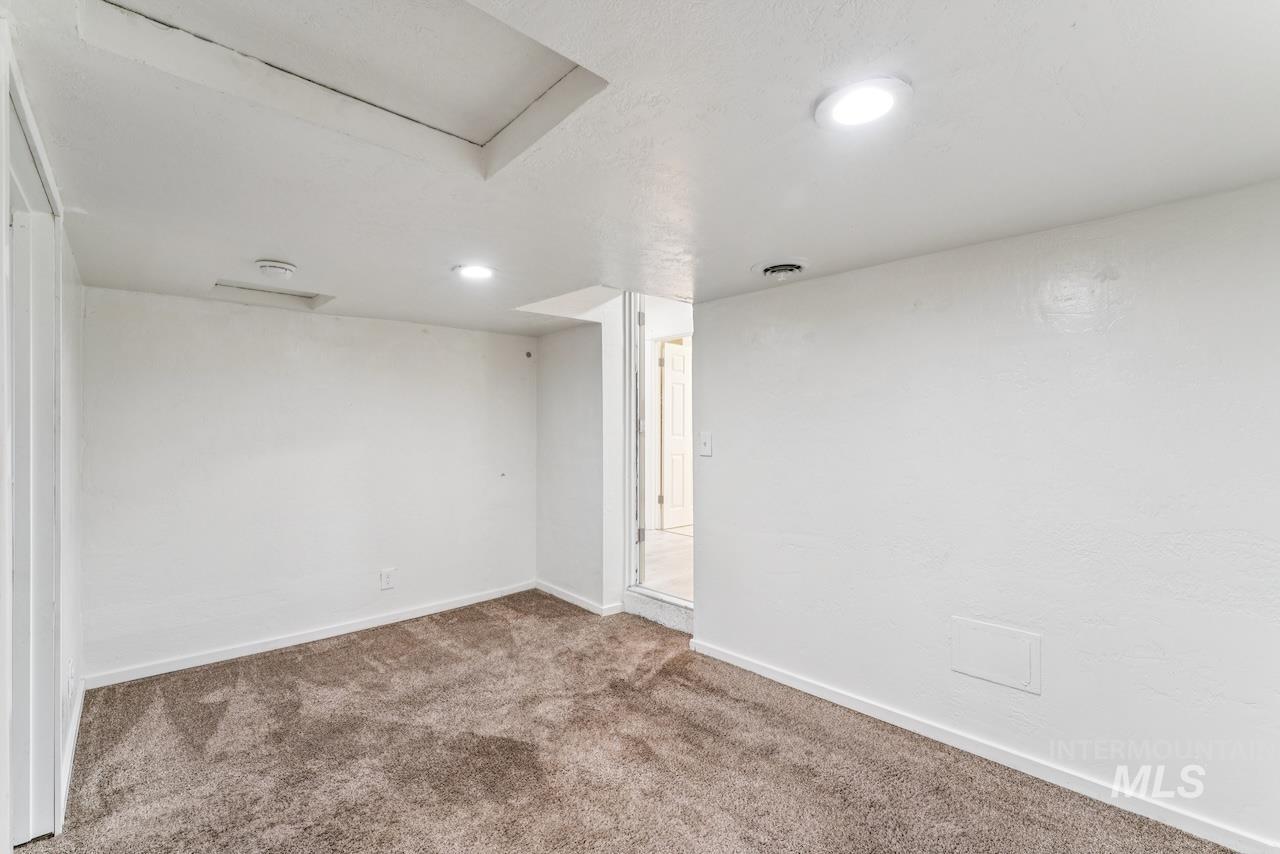 317 East Ithaca Street Caldwell, ID 83605 - Photo 31 of 49 Spare room with carpet flooring and recessed lighting