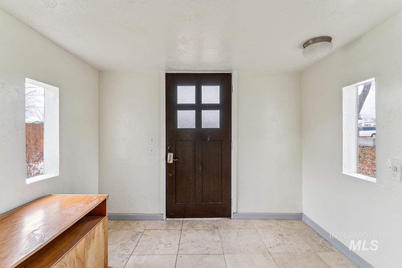 317 East Ithaca Street Caldwell, ID 83605 - Photo 5 of 49 Foyer with light tile patterned floors and healthy amount of natural light
