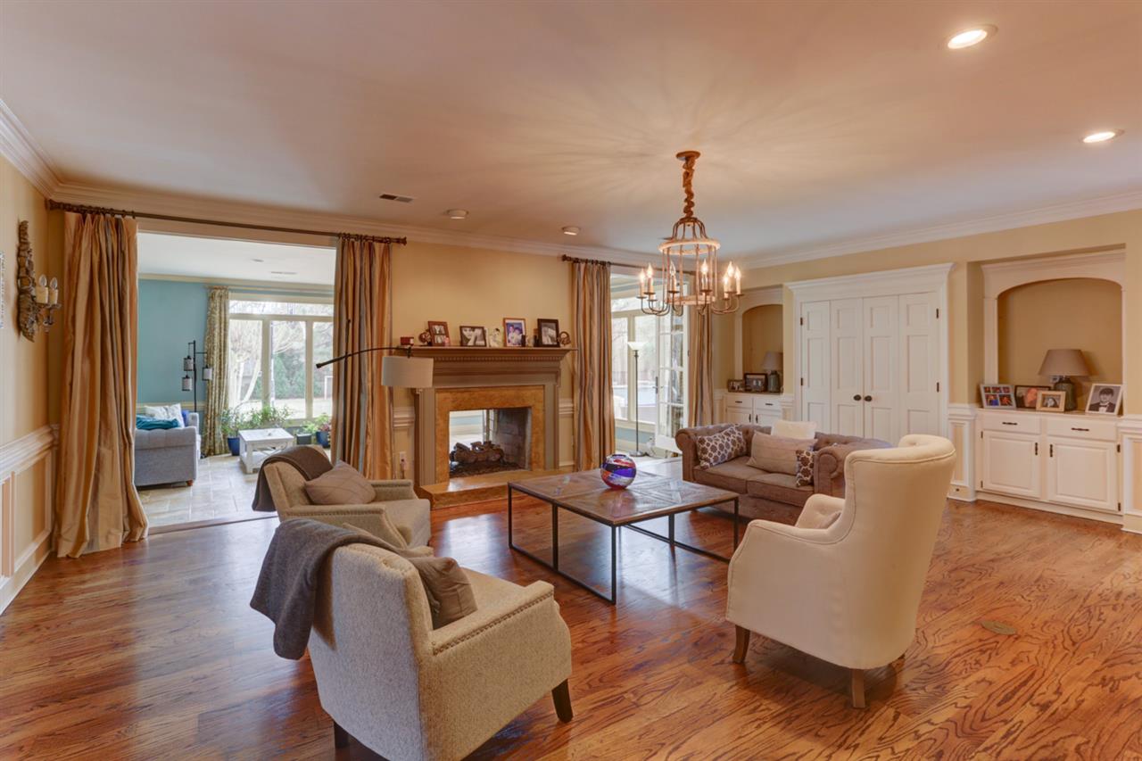 2420 Johnson Road Germantown, TN 38139 - Photo 14 of 25 The den also has a wet bar.