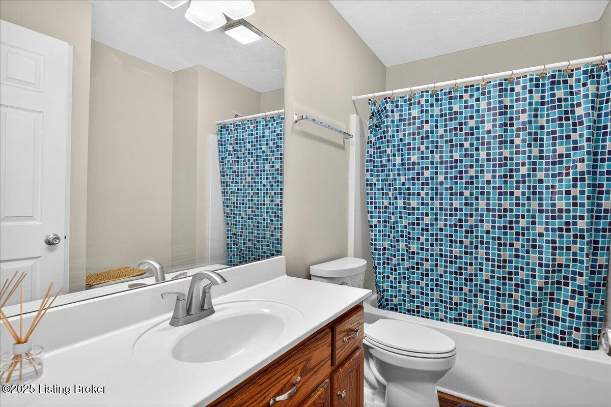 219 Madison Rae Boulevard Shepherdsville, KY 40165 - Photo 10 of 19 Primary Bath