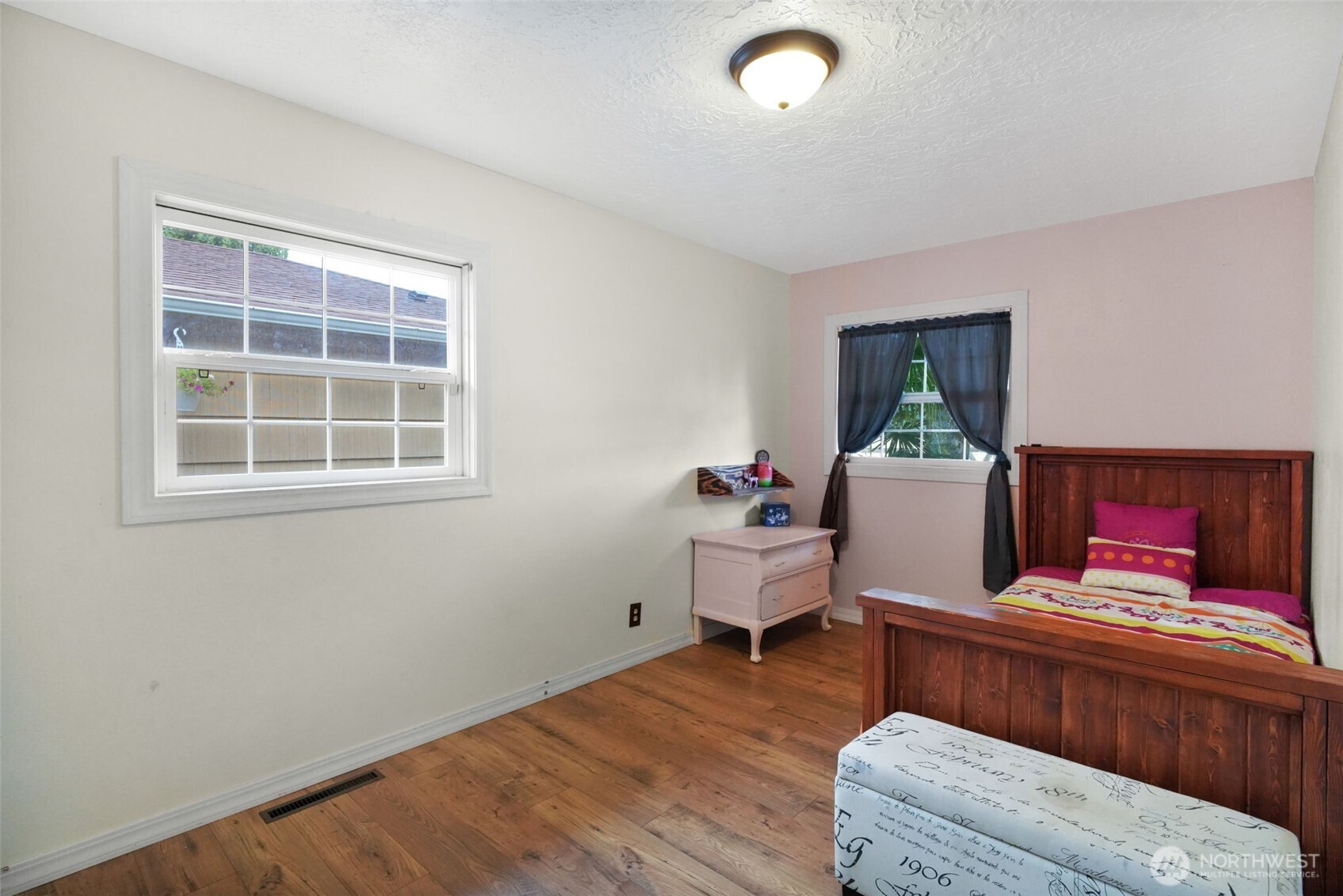 142 Drews Prairie Road Toledo, WA 98591 - Photo 16 of 33 a living room with furniture and a window