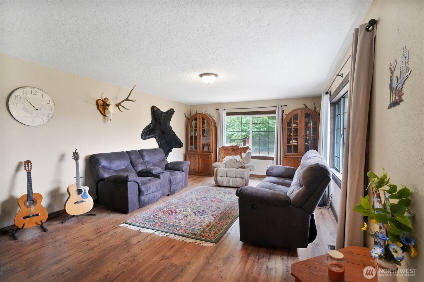 142 Drews Prairie Road Toledo, WA 98591 - Photo 3 of 33 a living room with furniture chess board and a window