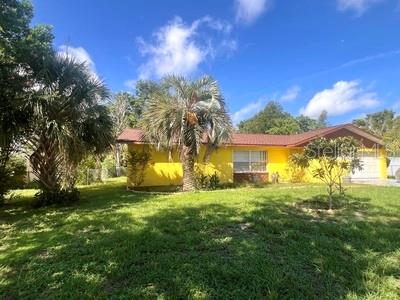 a view of a fountain in front of the house