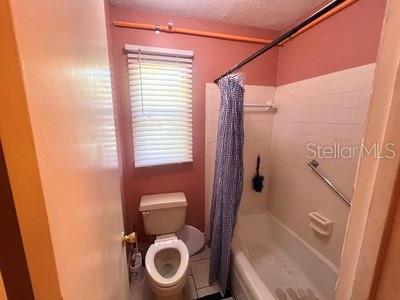 479 Water Road Ocala, FL 34472 - Photo 25 of 31 a bathroom with a toilet a sink and bathtub