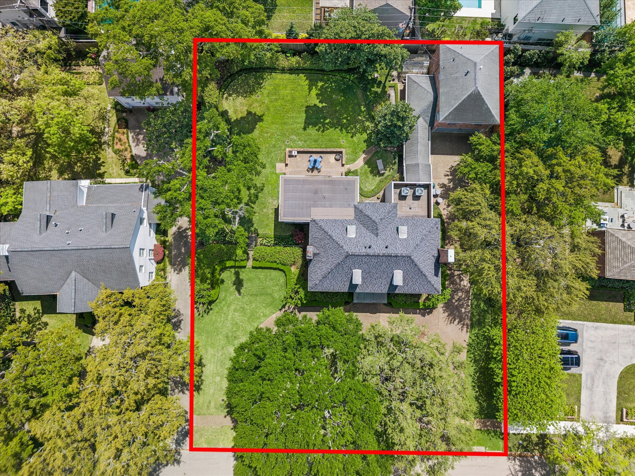 2133 Inwood Drive Houston, TX 77019 - Photo 19 of 22 Property boundaries are outlined to showcase the full scale of the lot, featuring an expansive lawn, mature trees, and inviting outdoor living areas.