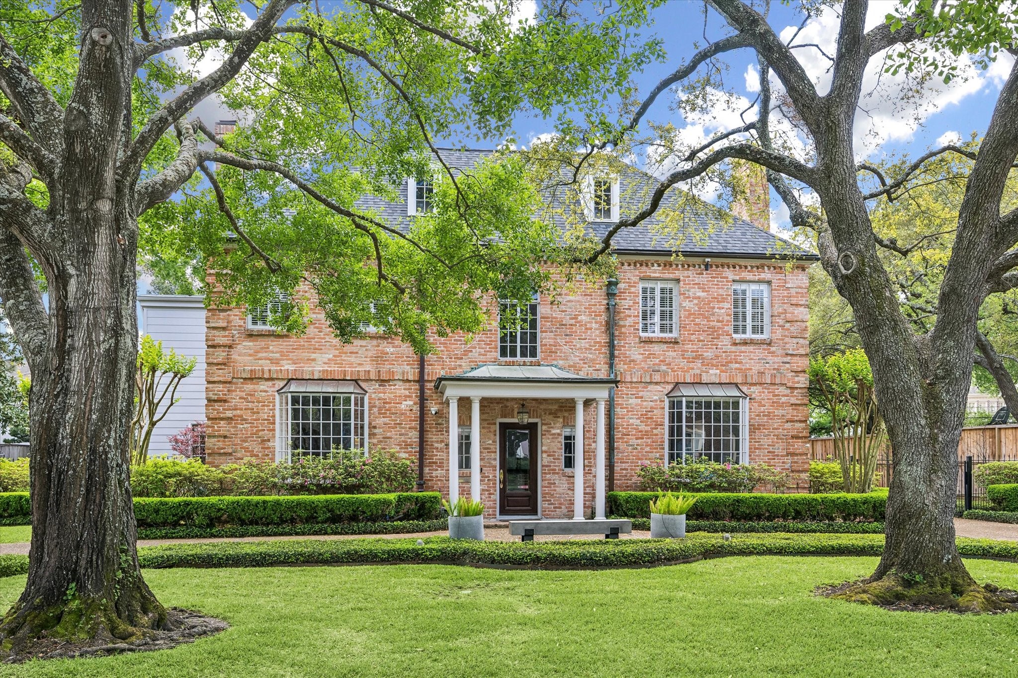 2133 Inwood Drive Houston, TX 77019 - Photo 22 of 22 An added bonus, 2133 Inwood Drive is ideally situated in a walkable setting with effortless access to some of the area’s best dining and shopping.