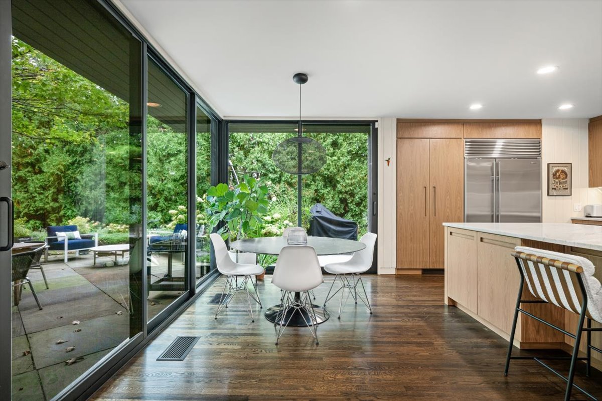 296 White Oak Lane Winnetka, IL 60093 - Photo 19 of 42 a living room with furniture and a large window