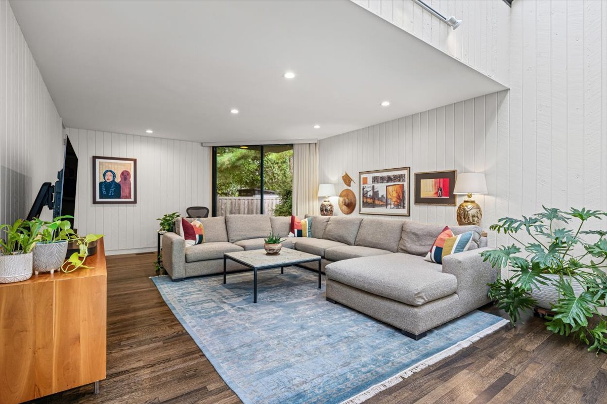 296 White Oak Lane Winnetka, IL 60093 - Photo 20 of 42 a living room with furniture and a couch