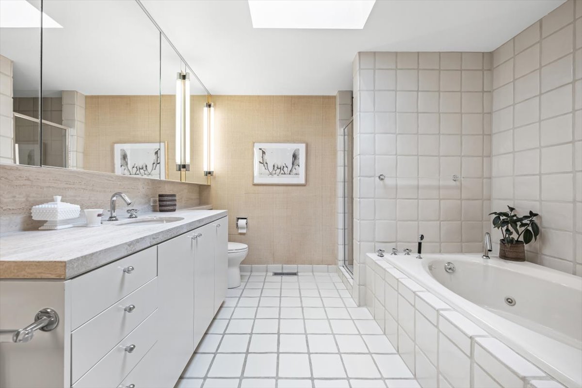 296 White Oak Lane Winnetka, IL 60093 - Photo 27 of 42 a bathroom with a bathtub a sink a toilet and a mirror