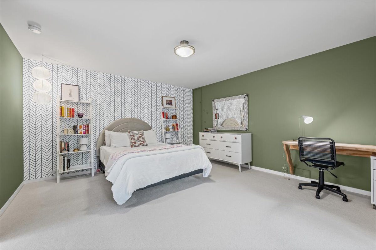 296 White Oak Lane Winnetka, IL 60093 - Photo 29 of 42 a bedroom with a bed and a workspace