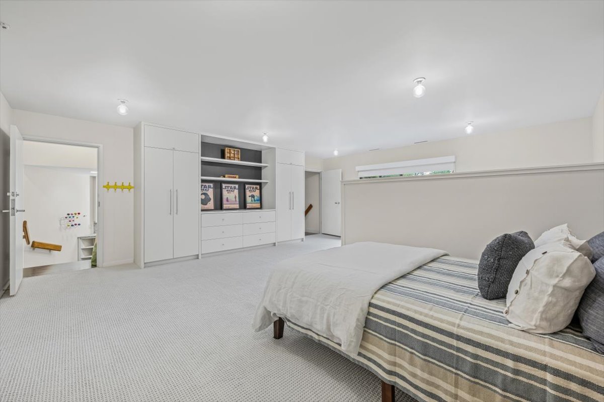 296 White Oak Lane Winnetka, IL 60093 - Photo 36 of 42 a bedroom with a bed and a large mirror