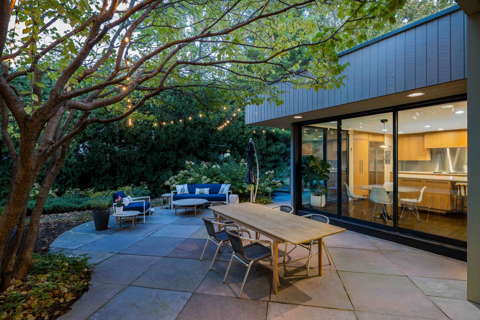 296 White Oak Lane Winnetka, IL 60093 - Photo 39 of 42 a sitting area with furniture and garden view