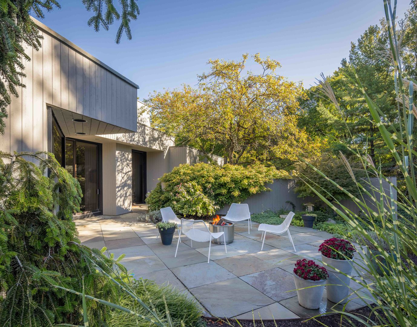 296 White Oak Lane Winnetka, IL 60093 - Photo 4 of 42 a view of a chairs and table in a patio