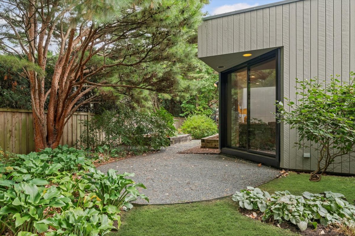 296 White Oak Lane Winnetka, IL 60093 - Photo 41 of 42 front view of a house with a yard