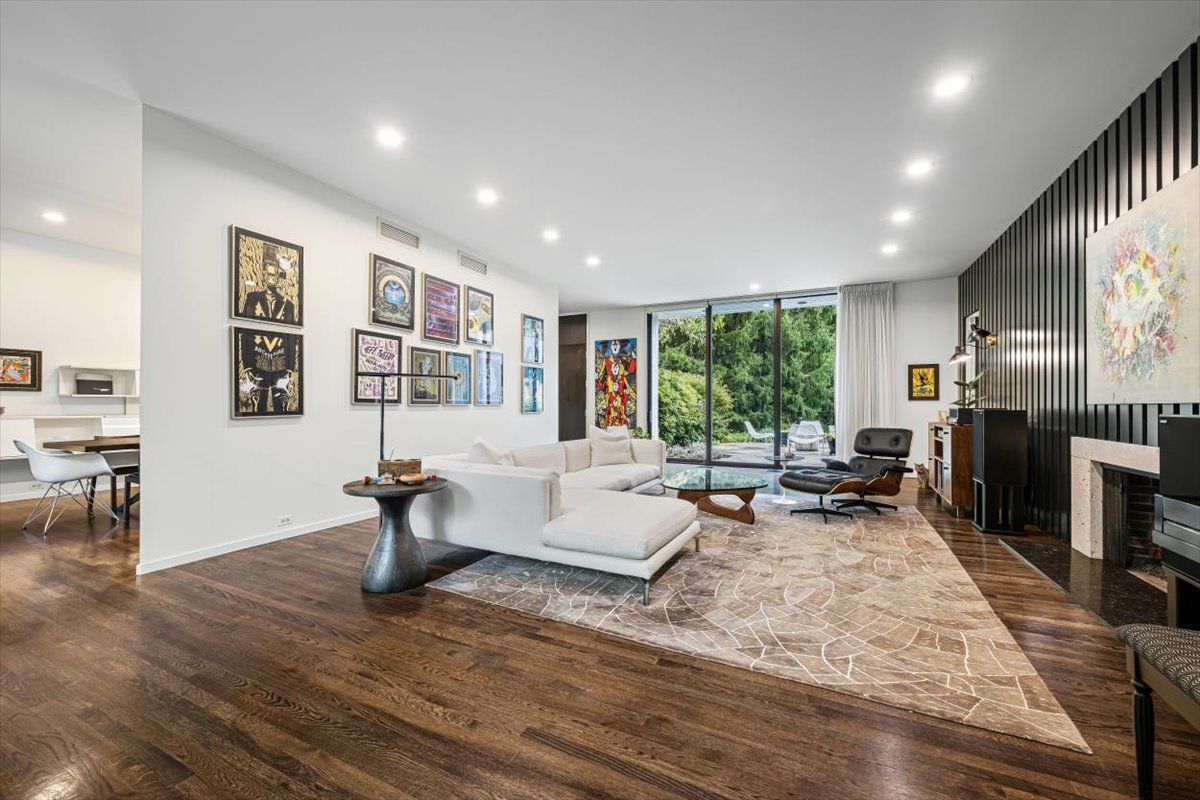 296 White Oak Lane Winnetka, IL 60093 - Photo 6 of 42 a living room with furniture and a flat screen tv