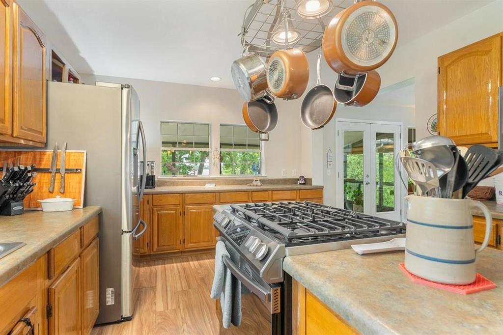 5510 Ridge Way Malakoff, TX 75148 - Photo 4 of 9 a kitchen with a stove a sink and a dining table