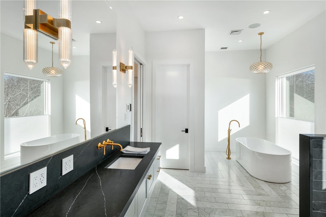 511 Ocean Avenue Newport, RI 02840 - Photo 27 of 45 Dual Sinks & Soaking Tub