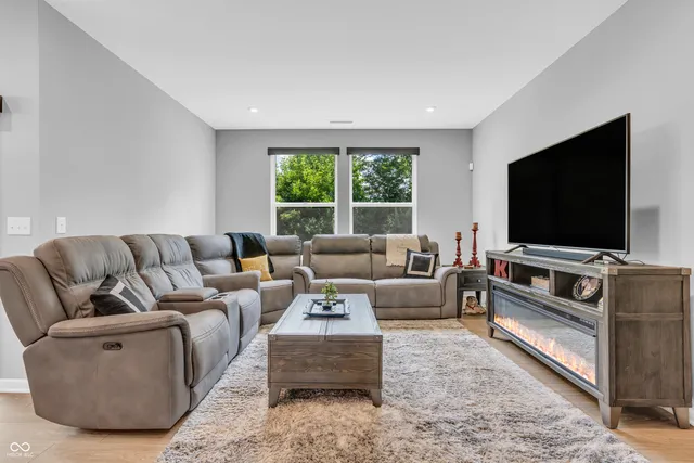 $369,900 | 811 Stone Trace Court, Avon, IN 46123