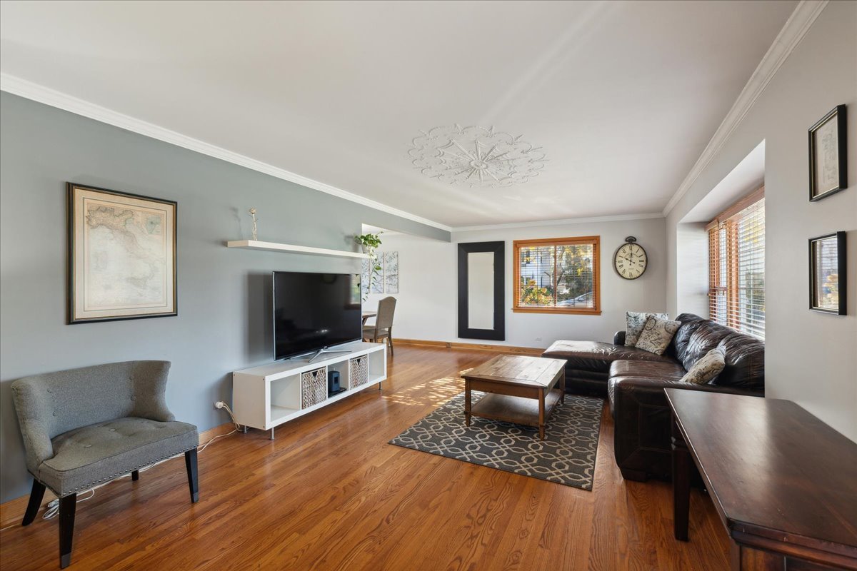 203 Pine Street Deerfield, IL 60015 - Photo 4 of 24 a living room with furniture flat screen tv and wooden floor