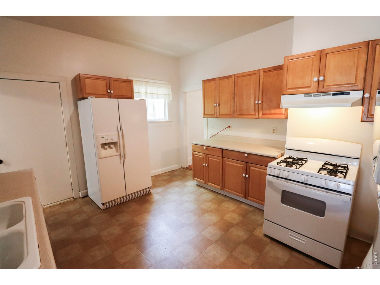 608 South Howes Street Fort Collins, CO 80521 - Photo 9 of 28 a kitchen with a stove a refrigerator and a sink