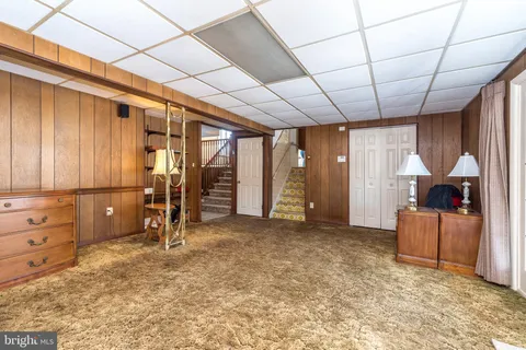 a view of livingroom with furniture