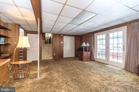 a big room with closet