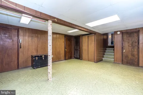 an empty room with closet and closet