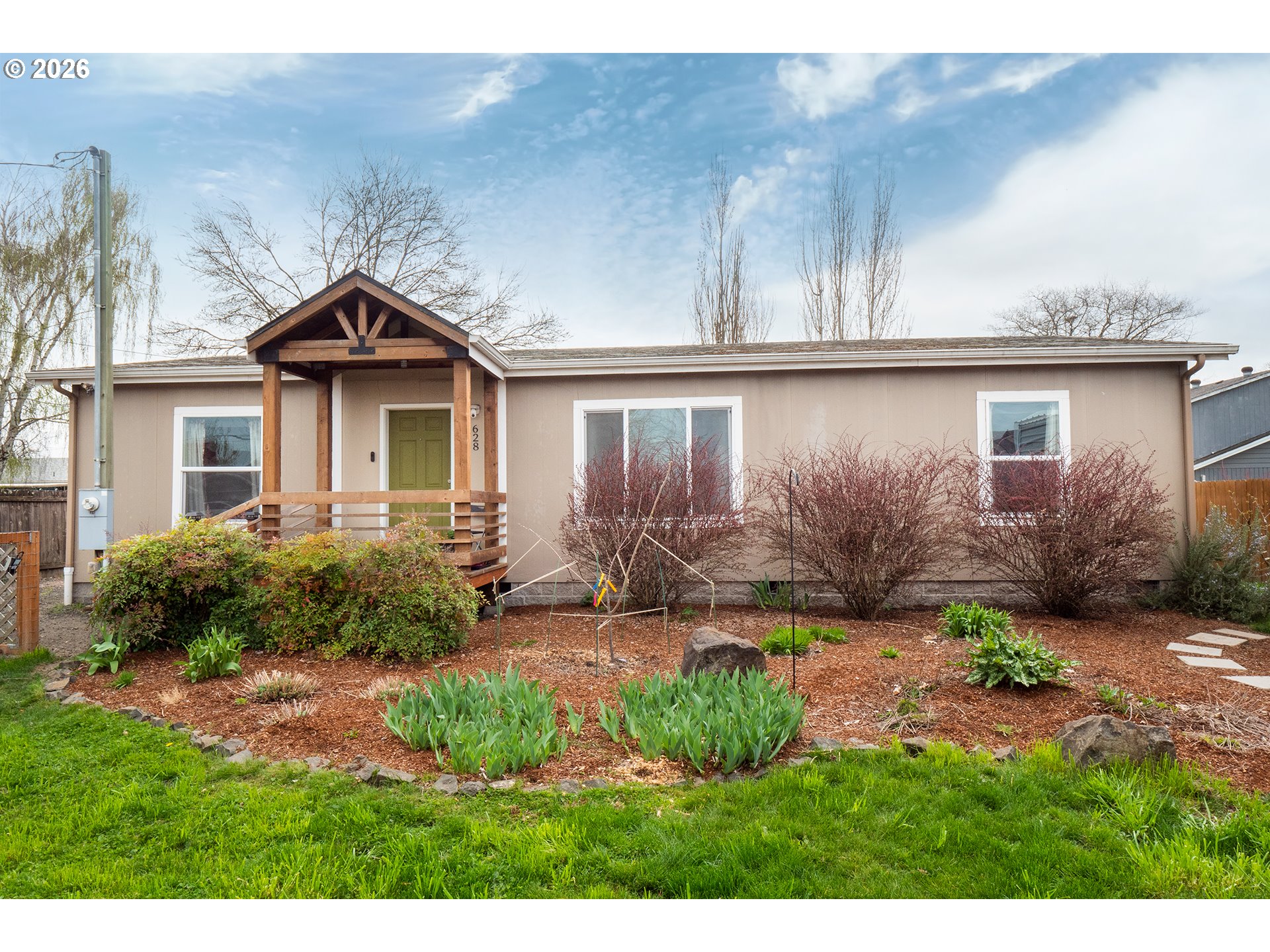 628 Stanley Lane Harrisburg, OR 97446 - Photo 2 of 32 a front view of a house with garden