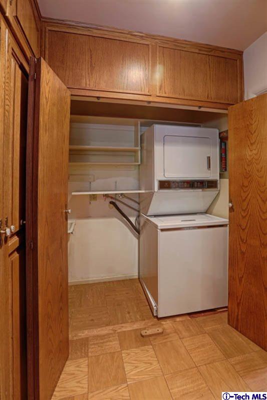 1011 Hillside Terrace Pasadena, CA 91105 - Photo 16 of 32 a utility room with washer and dryer