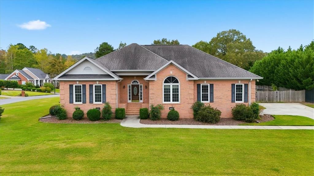 a view of a house with a yard