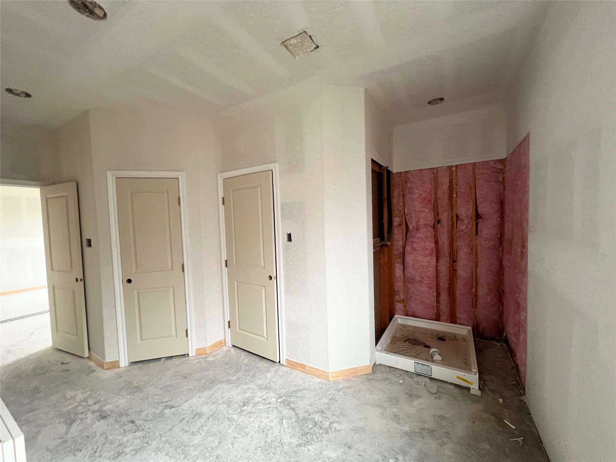 15822 Sugar Maple Lane Santa Fe, TX 77517 - Photo 6 of 8 an empty room with closet and a window